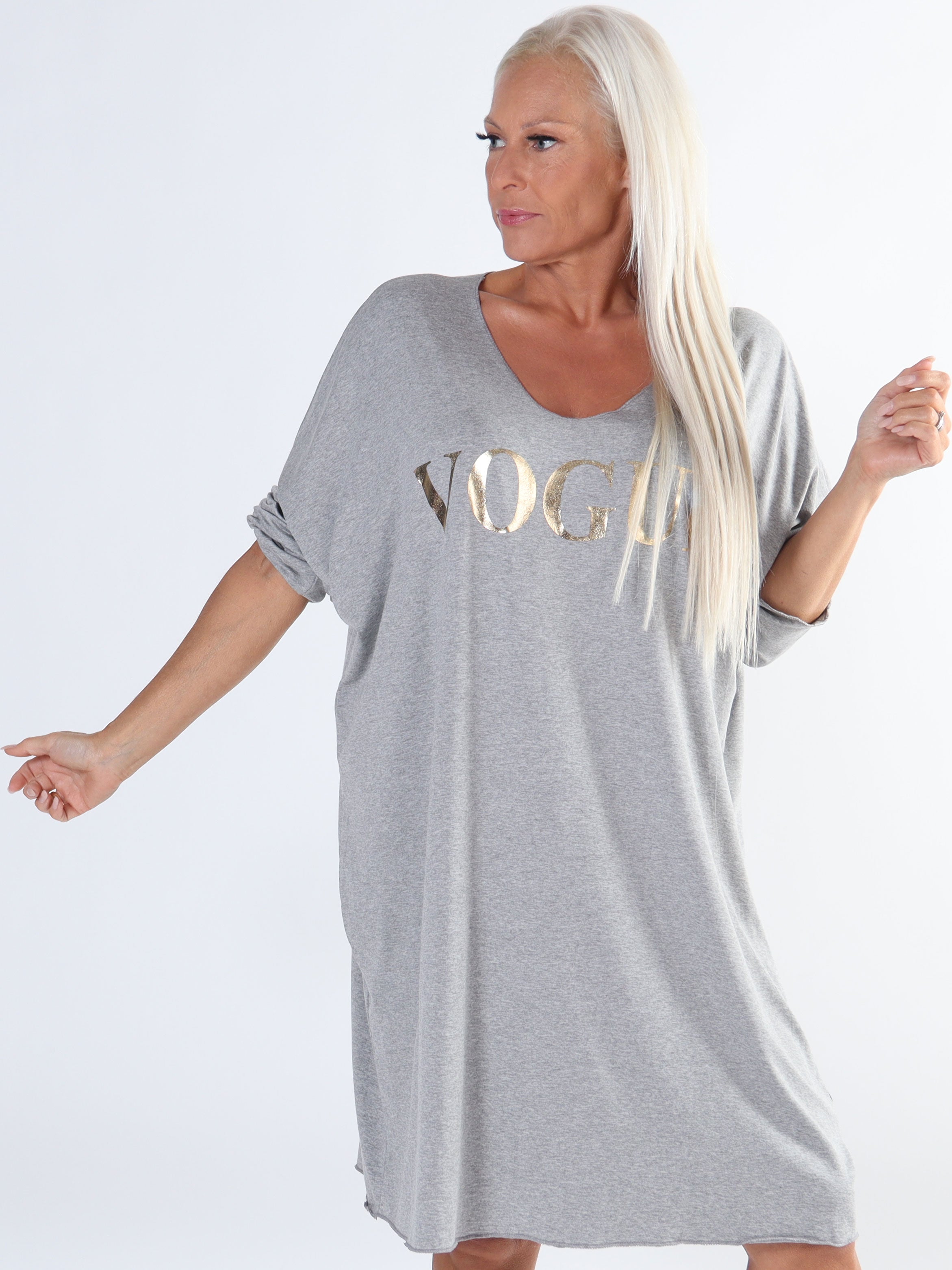 Vogue Long Sleeve - Langærmet plus size kjole i viskose med guld skrift